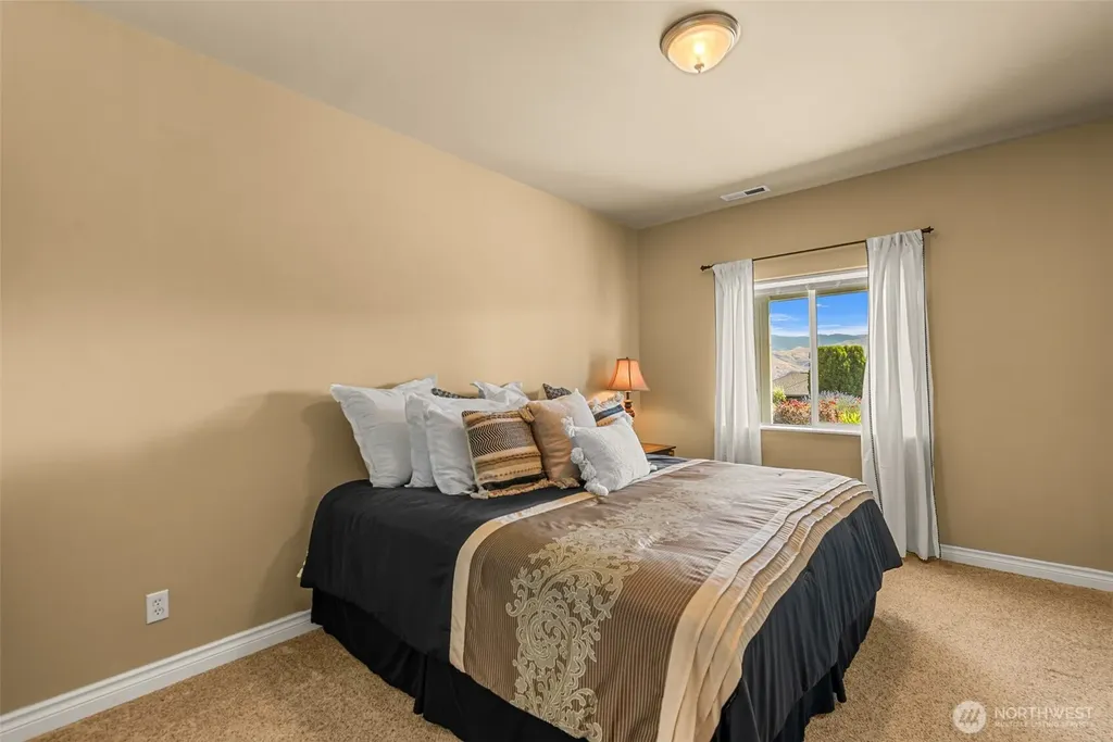 825 Briarwood Drive East Wenatchee WA 98802