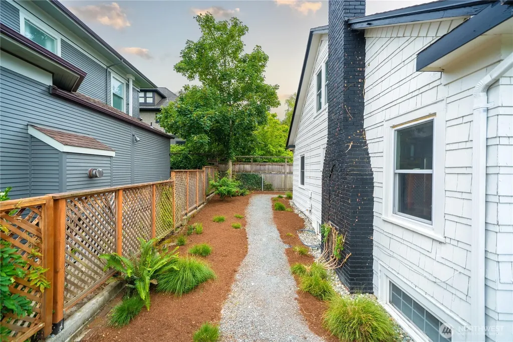 1509 4th Avenue W Seattle WA 98119