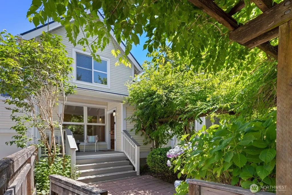 6726 35th Place S Seattle WA 98118