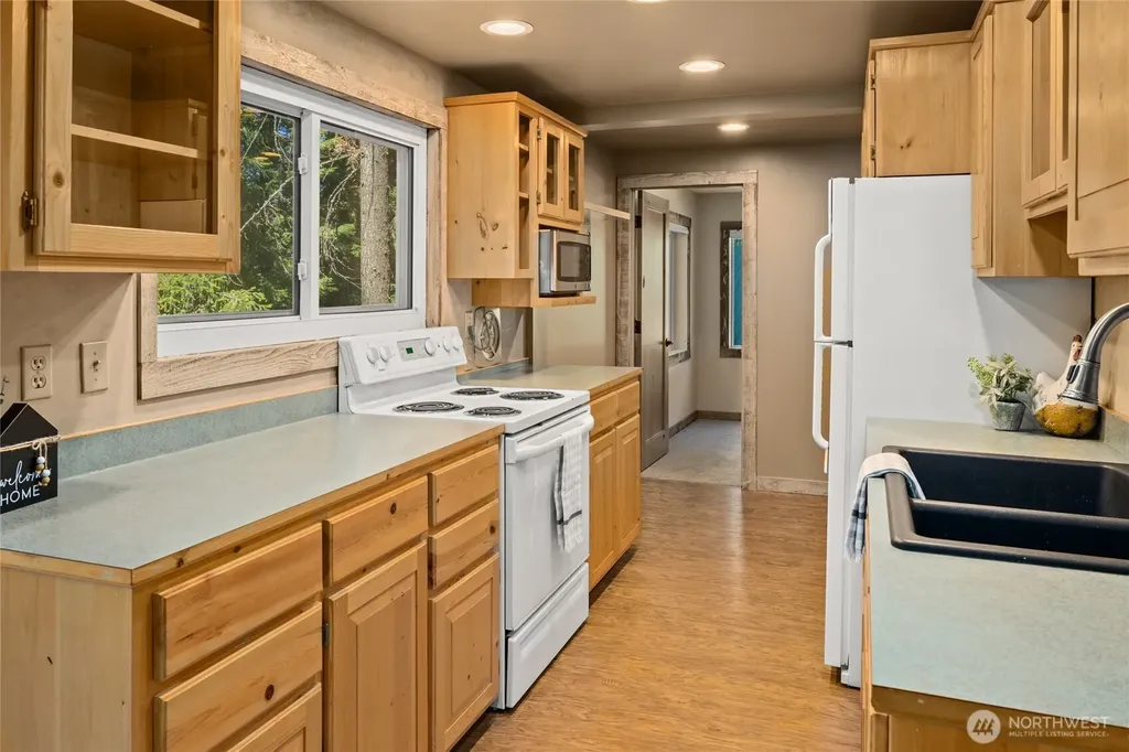 221 W Lakedale Drive Ronald WA 98940