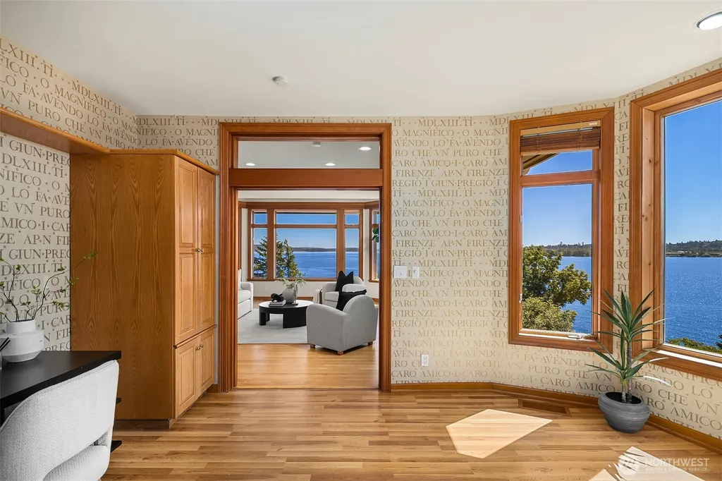 8203 NE Juanita Drive Kirkland WA 98033