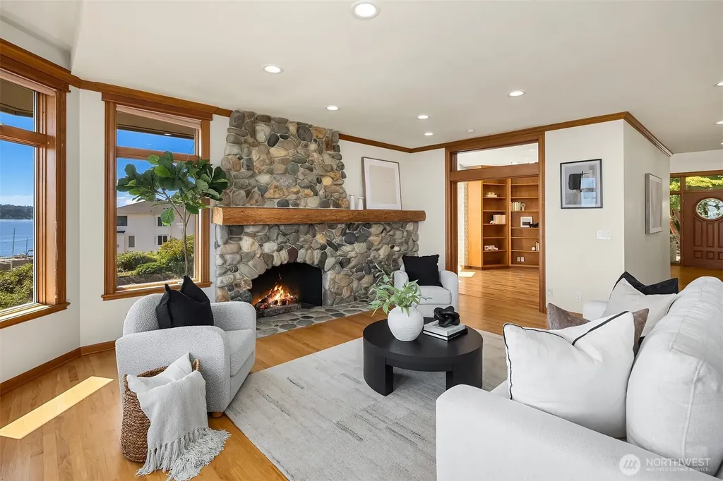 8203 NE Juanita Drive Kirkland WA 98033