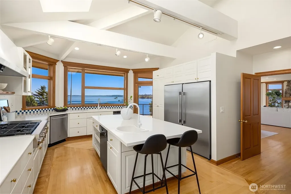 8203 NE Juanita Drive Kirkland WA 98033