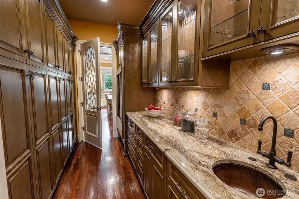 8638 NE 19th Place Clyde Hill WA 98004