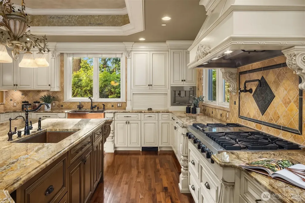 8638 NE 19th Place Clyde Hill WA 98004