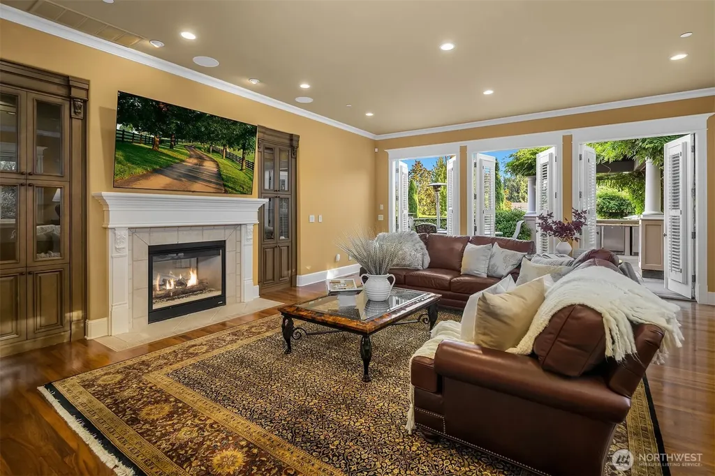 8638 NE 19th Place Clyde Hill WA 98004