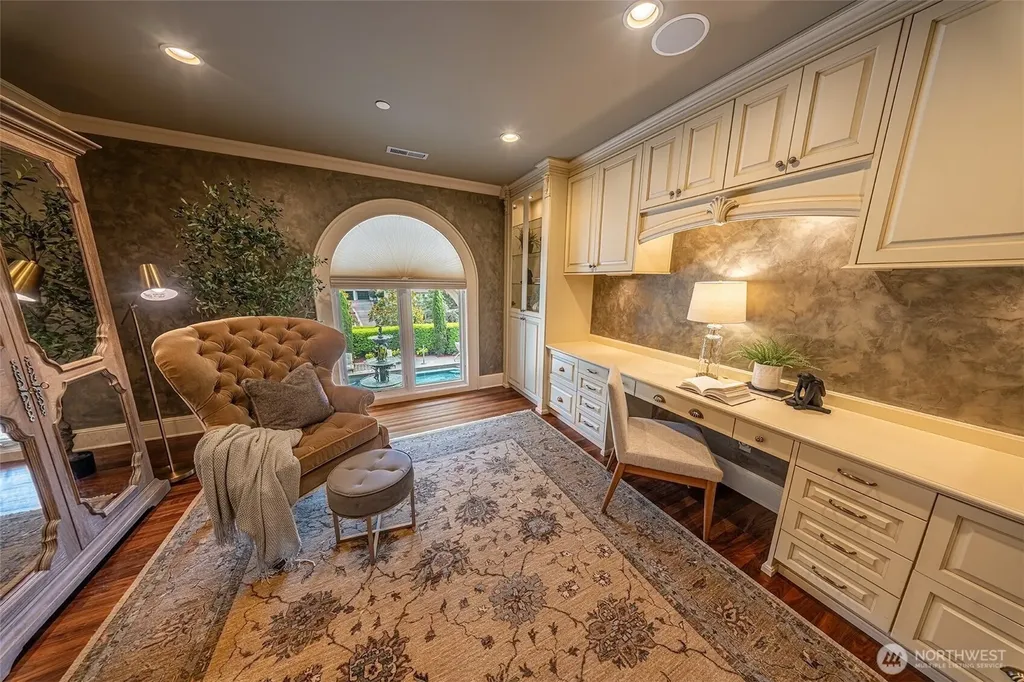 8638 NE 19th Place Clyde Hill WA 98004