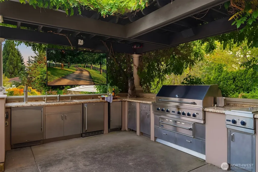 8638 NE 19th Place Clyde Hill WA 98004