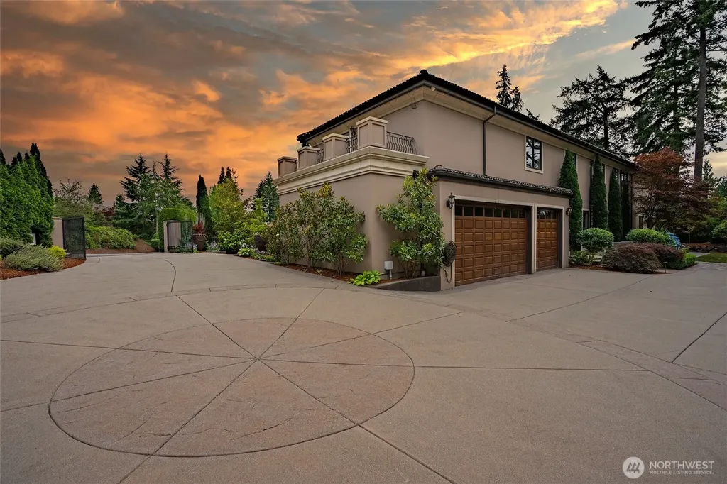 8638 NE 19th Place Clyde Hill WA 98004