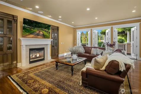 8638 NE 19th Place Clyde Hill WA 98004