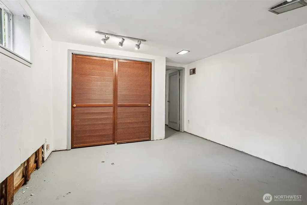 8555 30th Avenue NW Seattle WA 98117
