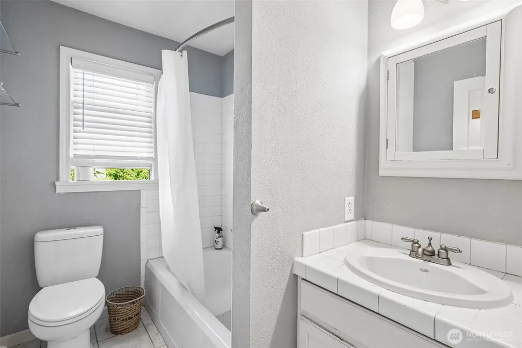 8555 30th Avenue NW Seattle WA 98117