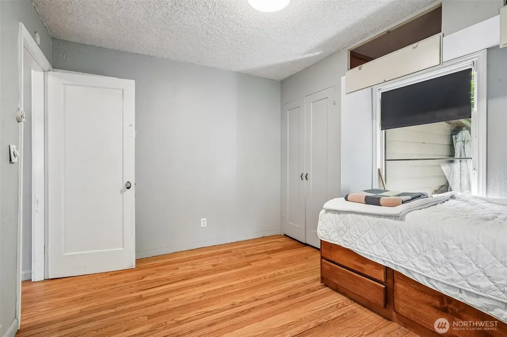8555 30th Avenue NW Seattle WA 98117