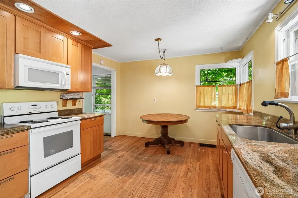 8555 30th Avenue NW Seattle WA 98117