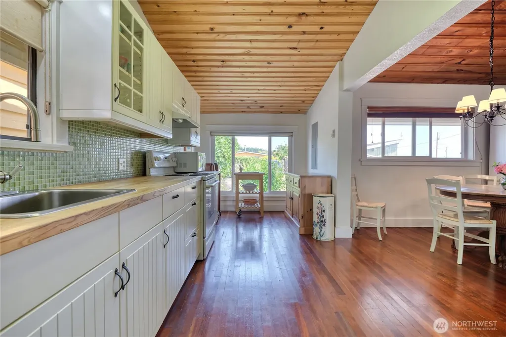 675 Sylvia Drive Point Roberts WA 98281