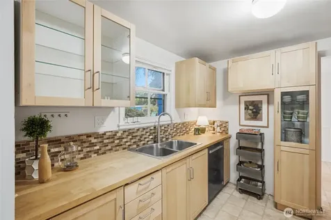 12515 25th Avenue NE Seattle WA 98125