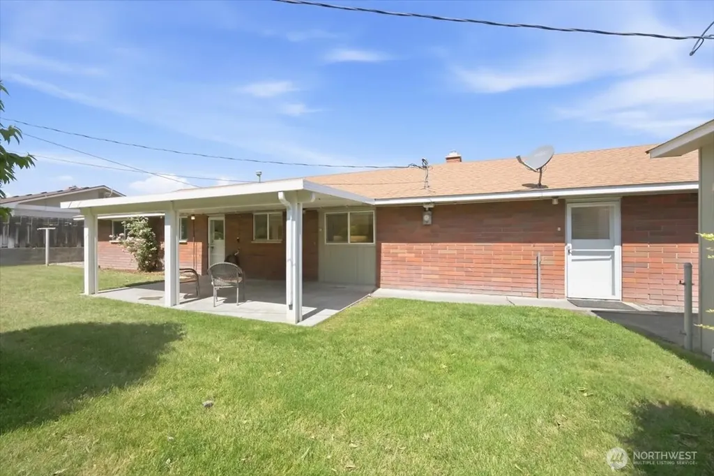 933 Vine Avenue Sunnyside WA 98944