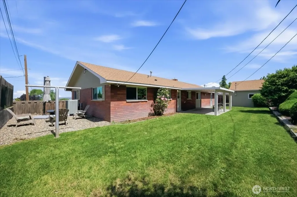 933 Vine Avenue Sunnyside WA 98944