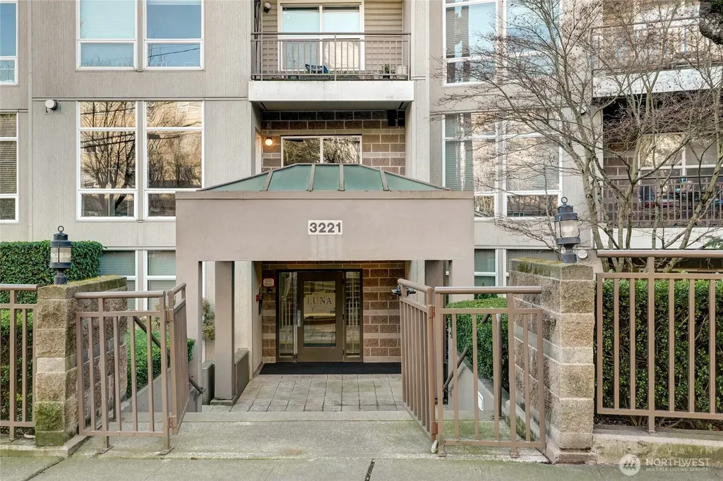 3221 SW Avalon Way Seattle WA 98116