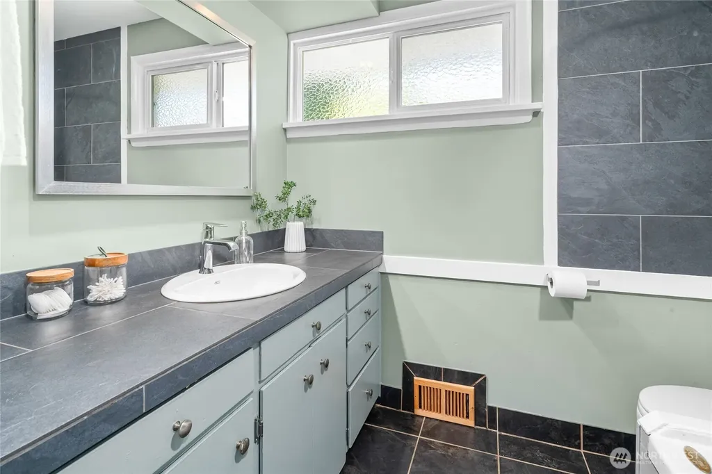 13322 3rd Avenue NE Seattle WA 98125