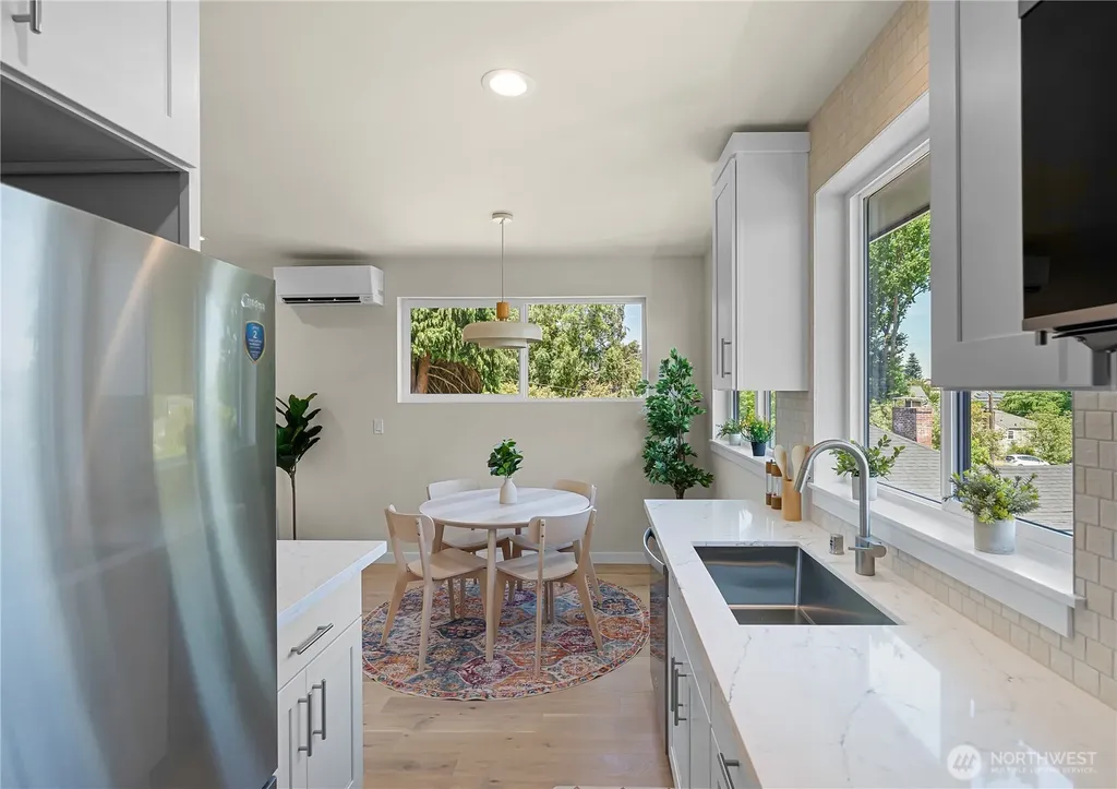 8043 19th Avenue NE Seattle WA 98115
