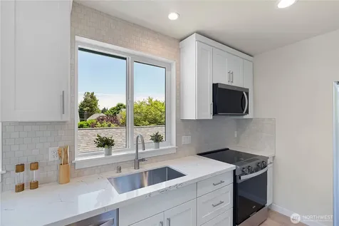 8043 19th Avenue NE Seattle WA 98115