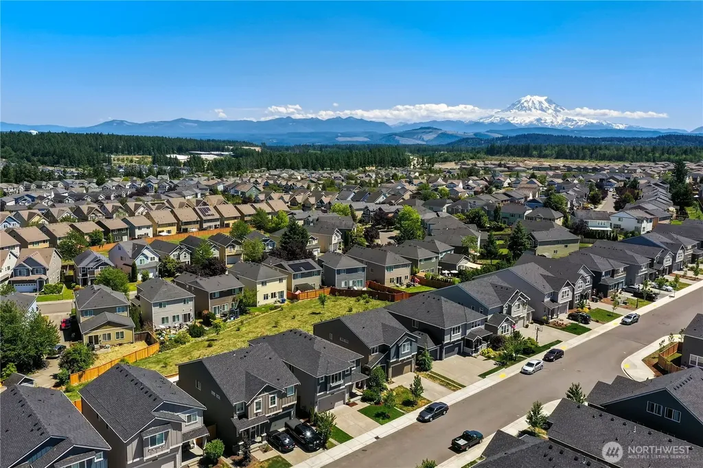 18708 Emmons Court E Puyallup WA 98374