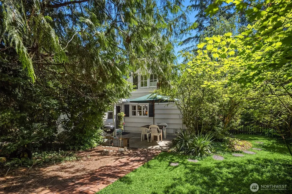 8255 30th Avenue NE Seattle WA 98115