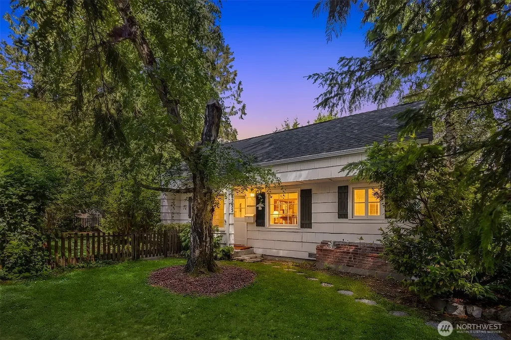 8255 30th Avenue NE Seattle WA 98115