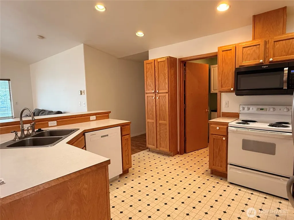 137 Canal Drive NE Ocean Shores WA 98569