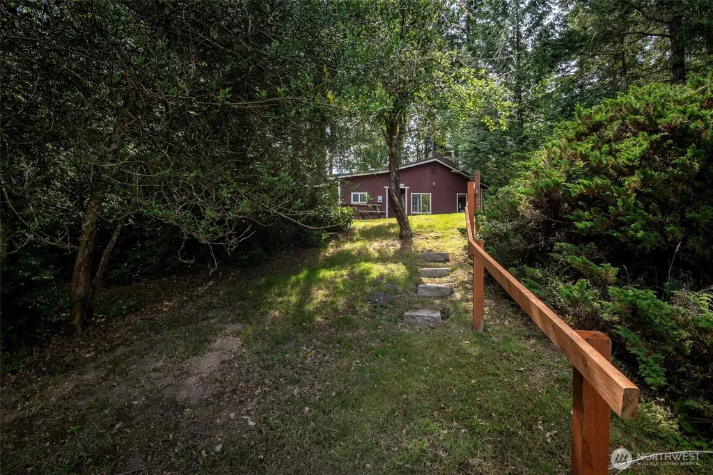 1207 E Madrona Boulevard NW Lakebay WA 98349