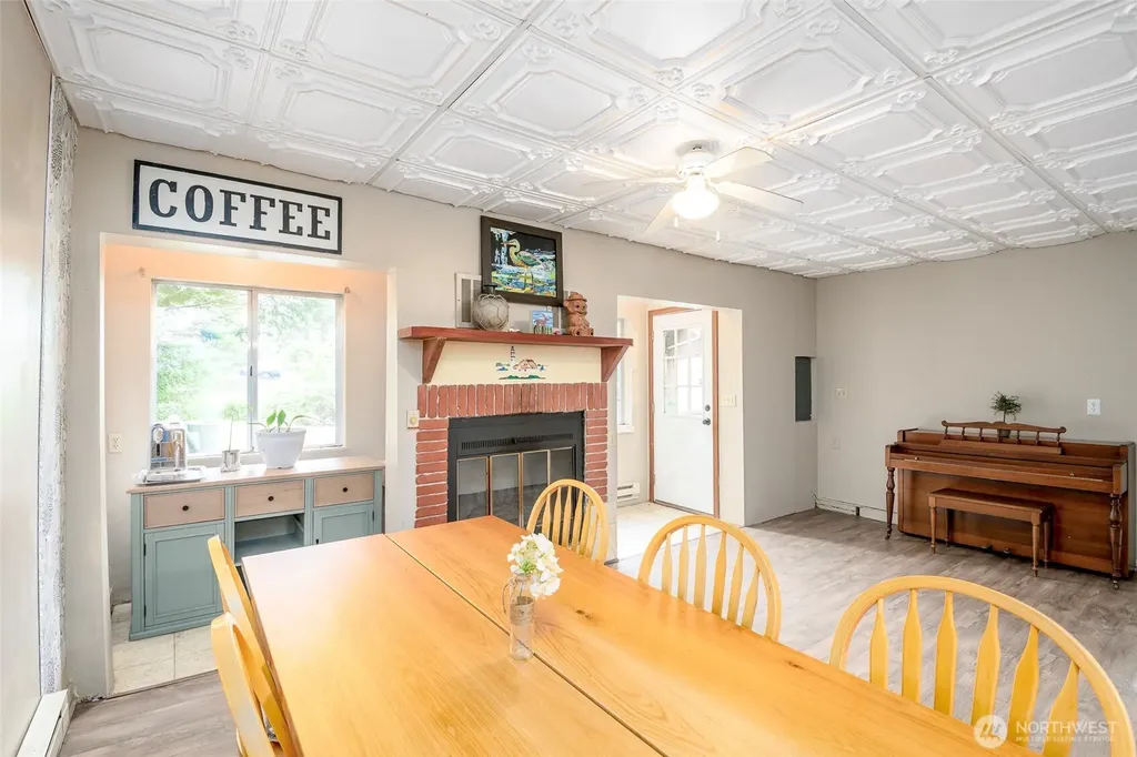 1207 E Madrona Boulevard NW Lakebay WA 98349