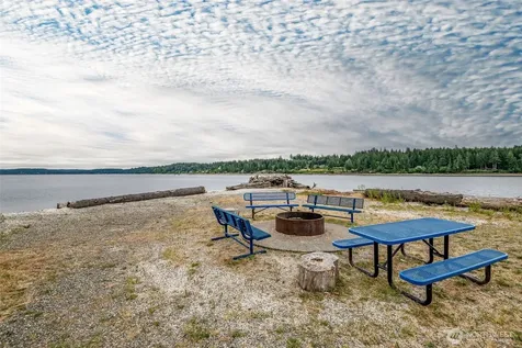 1207 E Madrona Boulevard NW Lakebay WA 98349