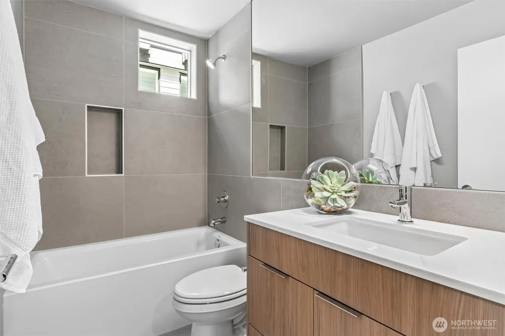 4464 Midvale Avenue N Seattle WA 98103