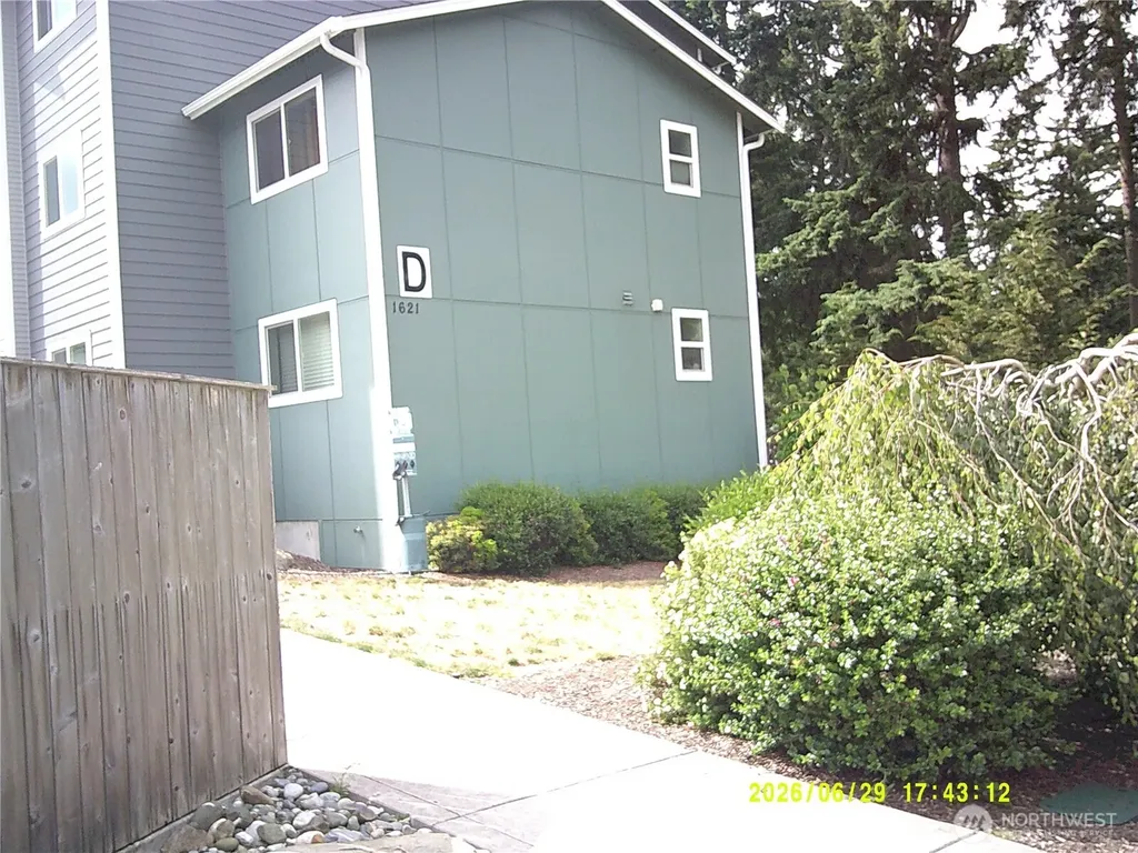 1621 SW Mulberry Place Oak Harbor WA 98277