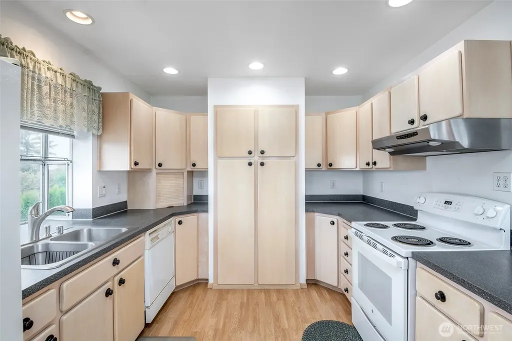 1550 13th Court Fox Island WA 98333
