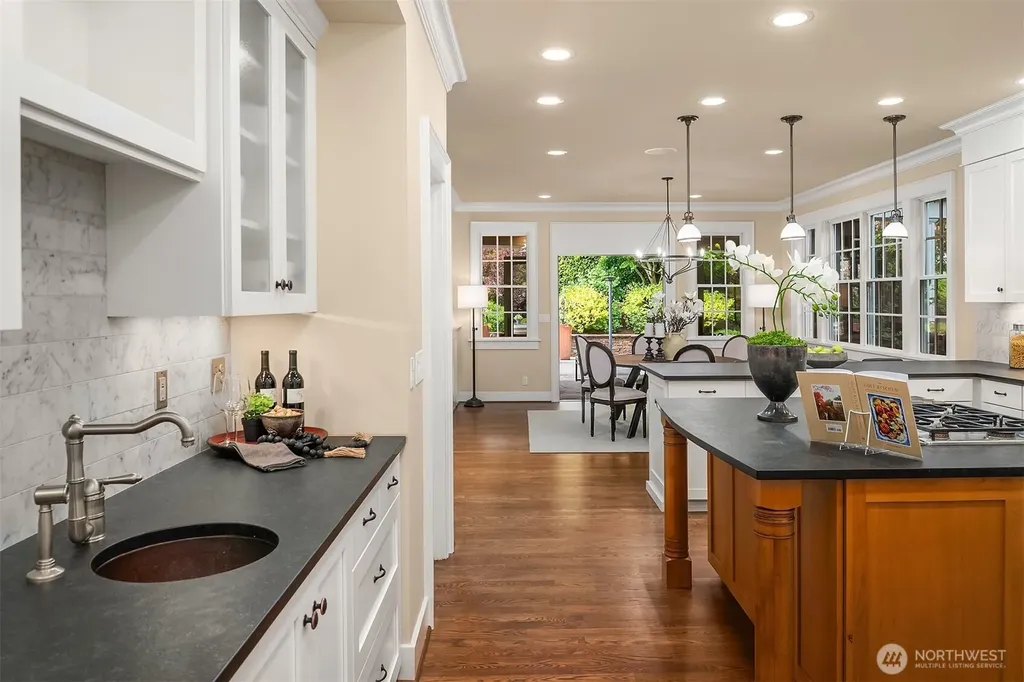 10910 NE 18th Place Bellevue WA 98004