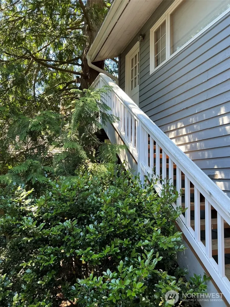 648 Lake Sammamish Lane NE Bellevue WA 98008
