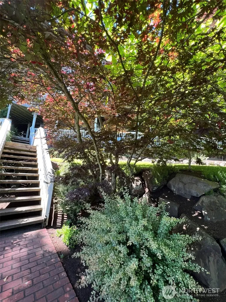648 Lake Sammamish Lane NE Bellevue WA 98008
