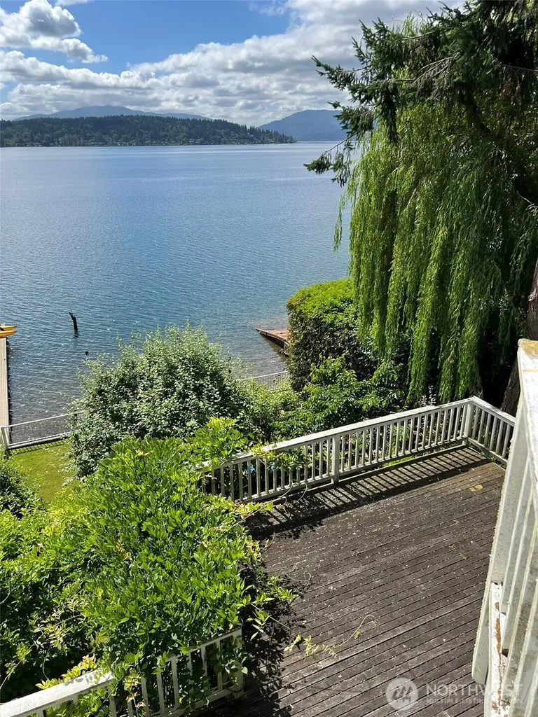 648 Lake Sammamish Lane NE Bellevue WA 98008