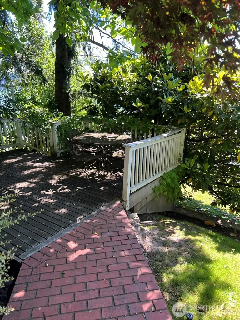 648 Lake Sammamish Lane NE Bellevue WA 98008