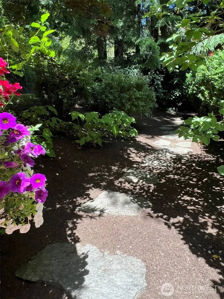 648 Lake Sammamish Lane NE Bellevue WA 98008