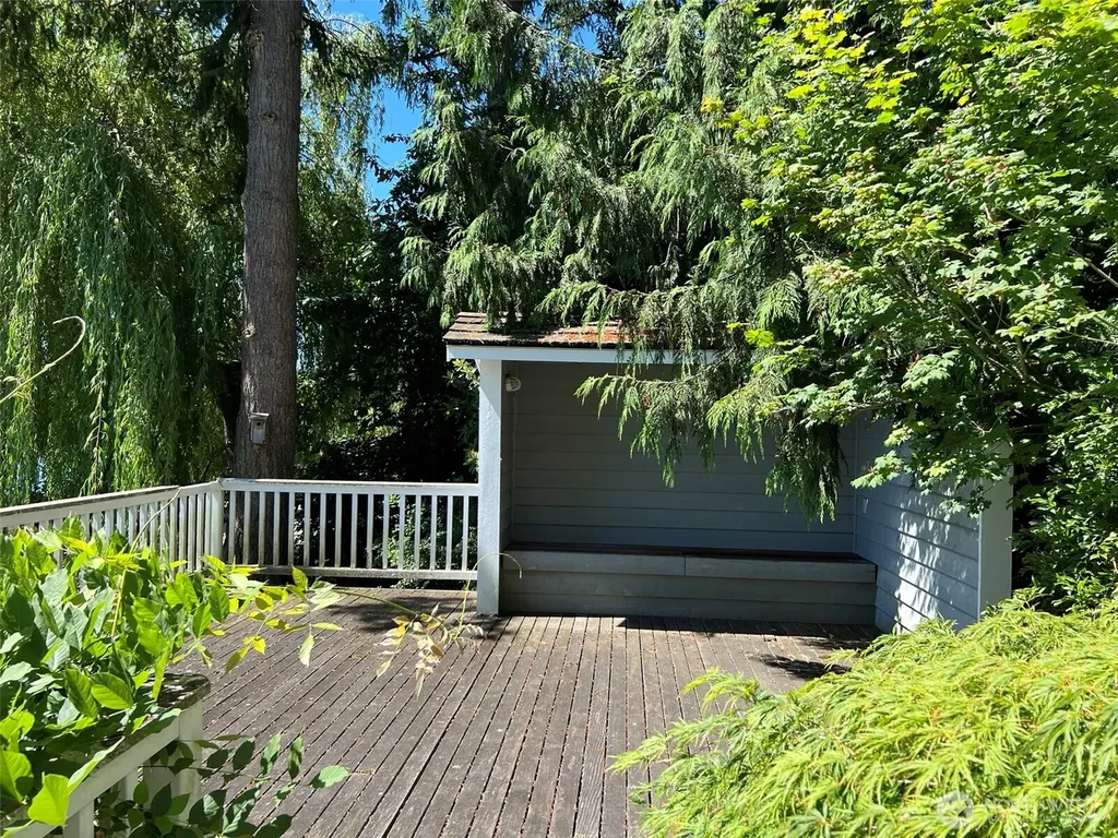 648 Lake Sammamish Lane NE Bellevue WA 98008
