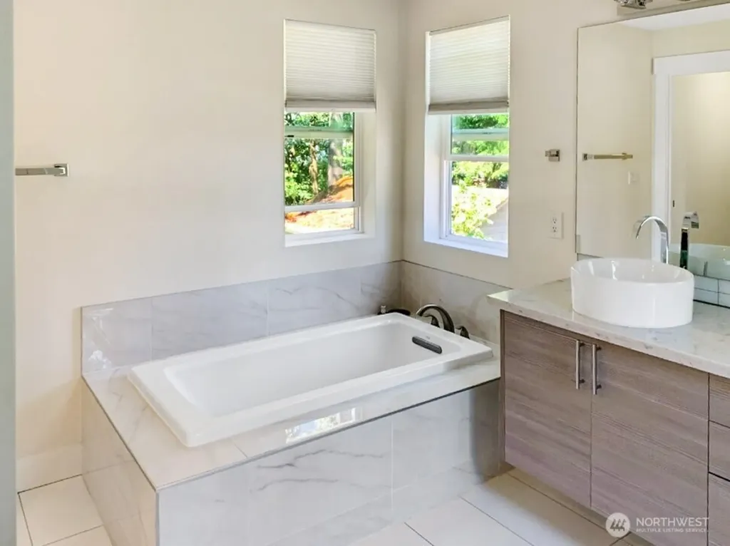 707 Newport Court NE Renton WA 98056
