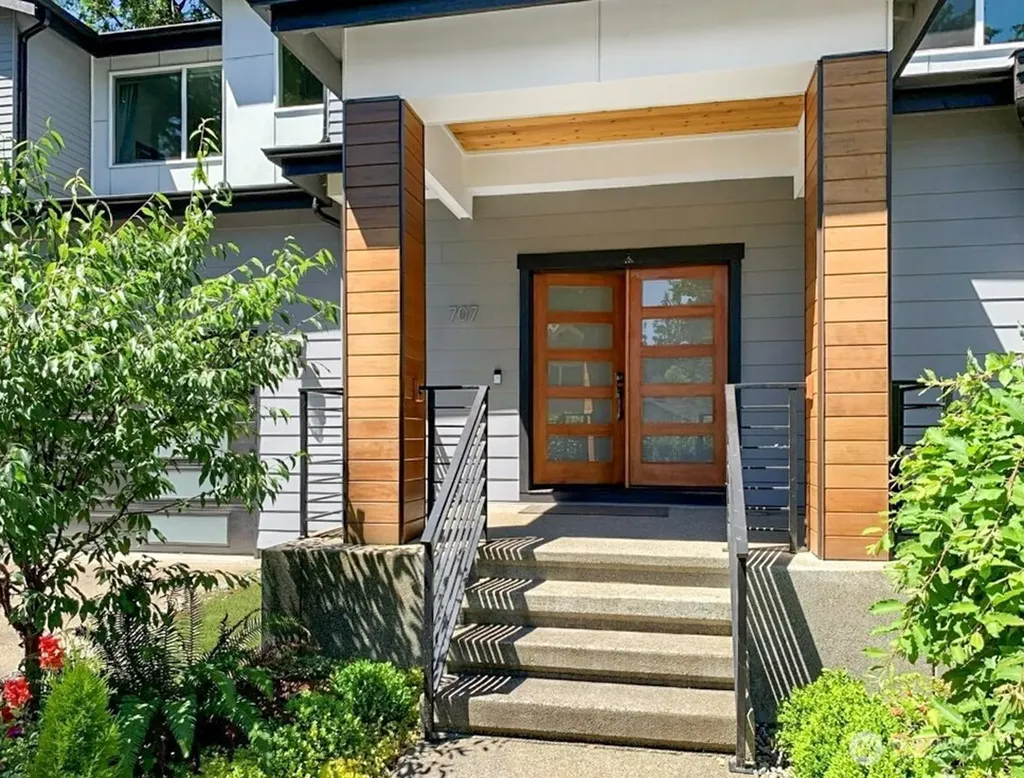 707 Newport Court NE Renton WA 98056
