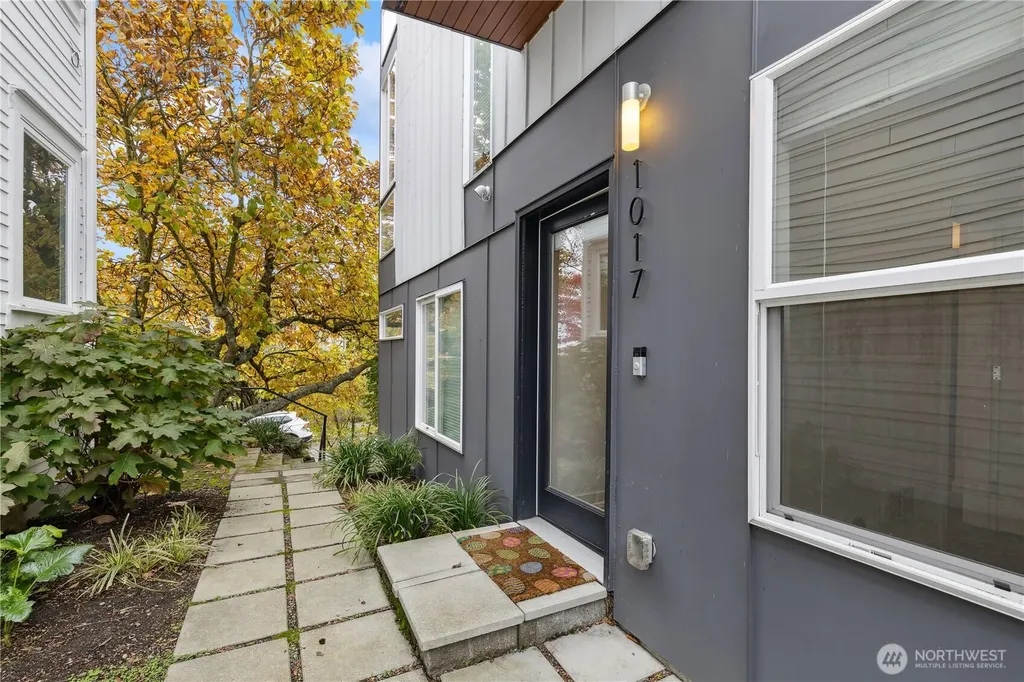 1017 W Crockett Street Seattle WA 98119