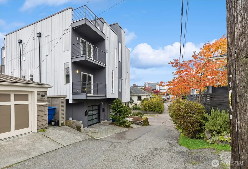 1017 W Crockett Street Seattle WA 98119