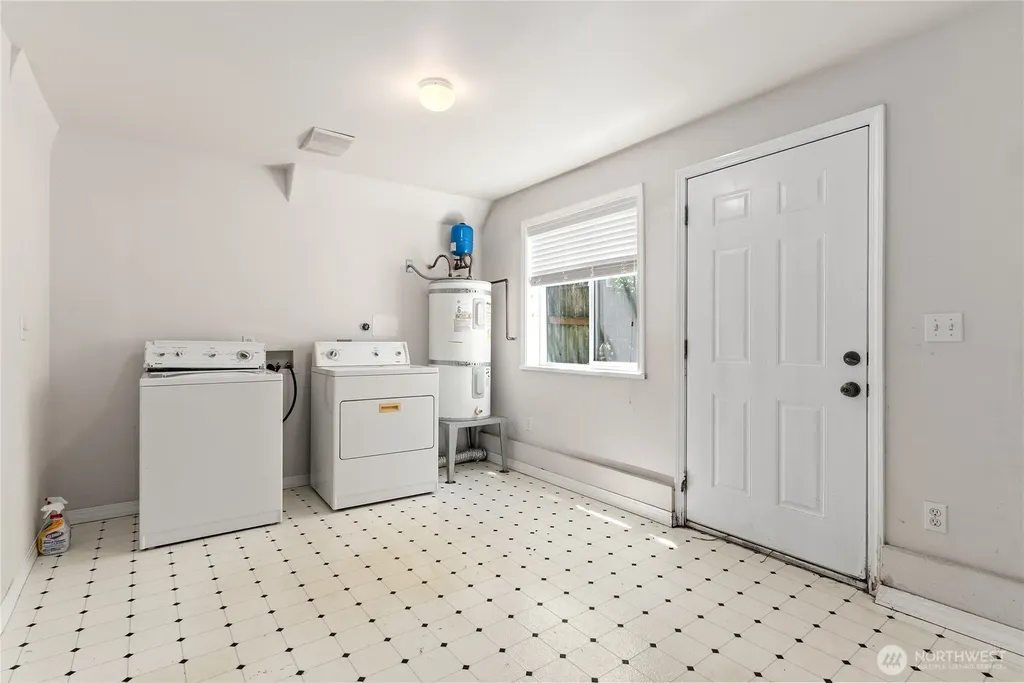 7703 11 Avenue SW Seattle WA 98106