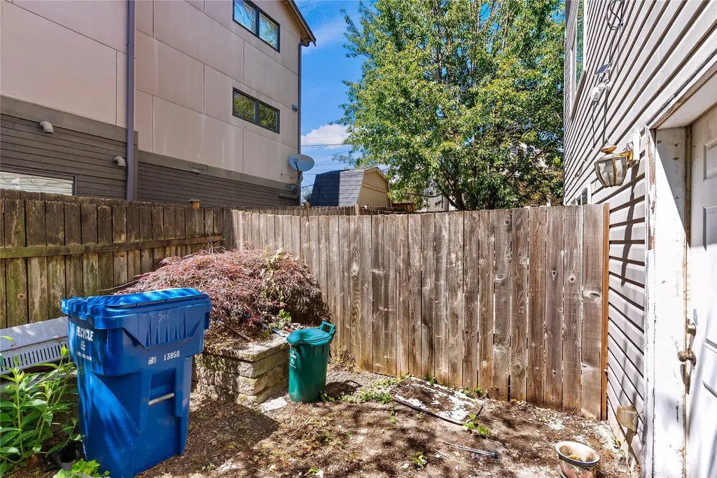 7703 11 Avenue SW Seattle WA 98106