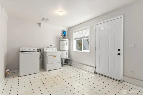 7703 11 Avenue SW Seattle WA 98106